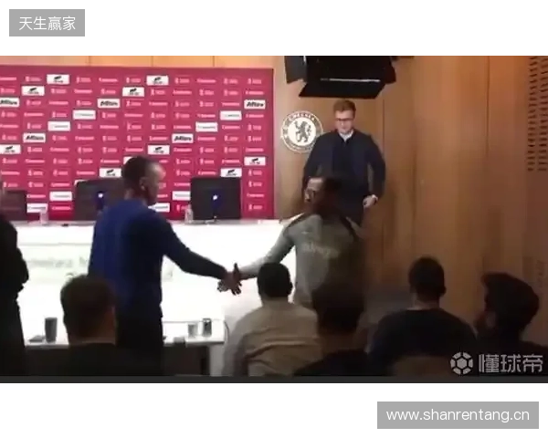 有风度，罗塞尼尔在切尔西首场发布会前与在场所有记者一一握手